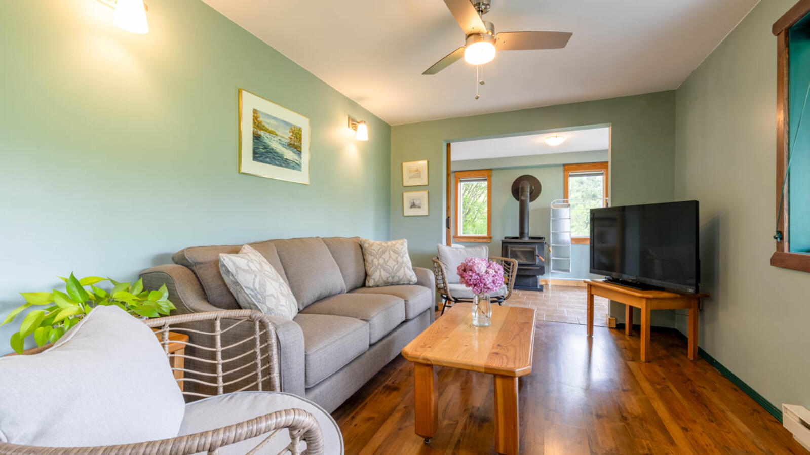 Golden Mountain View Suites Living Room